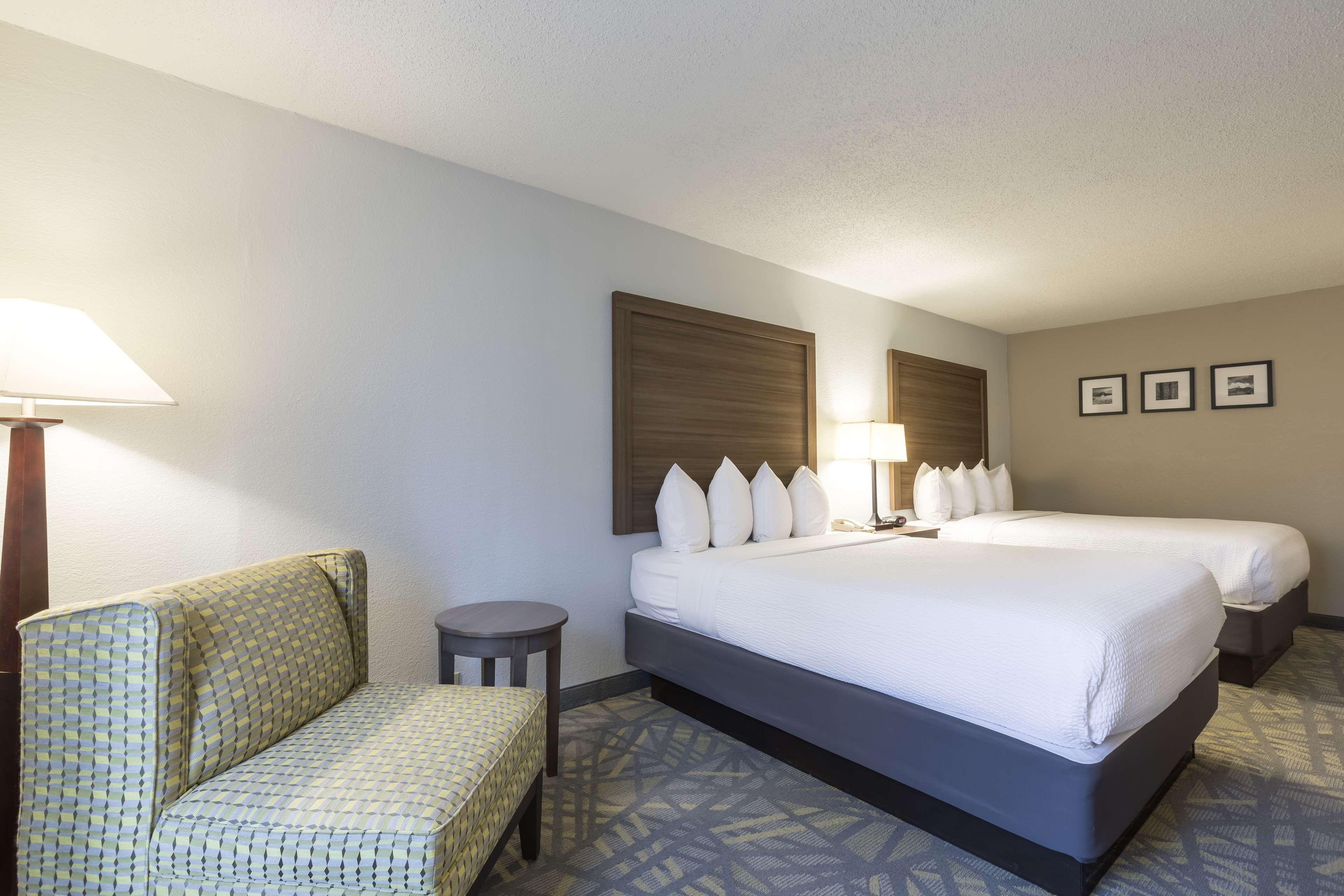 Country & By Radisson Downtown Tunnel Road Hotel