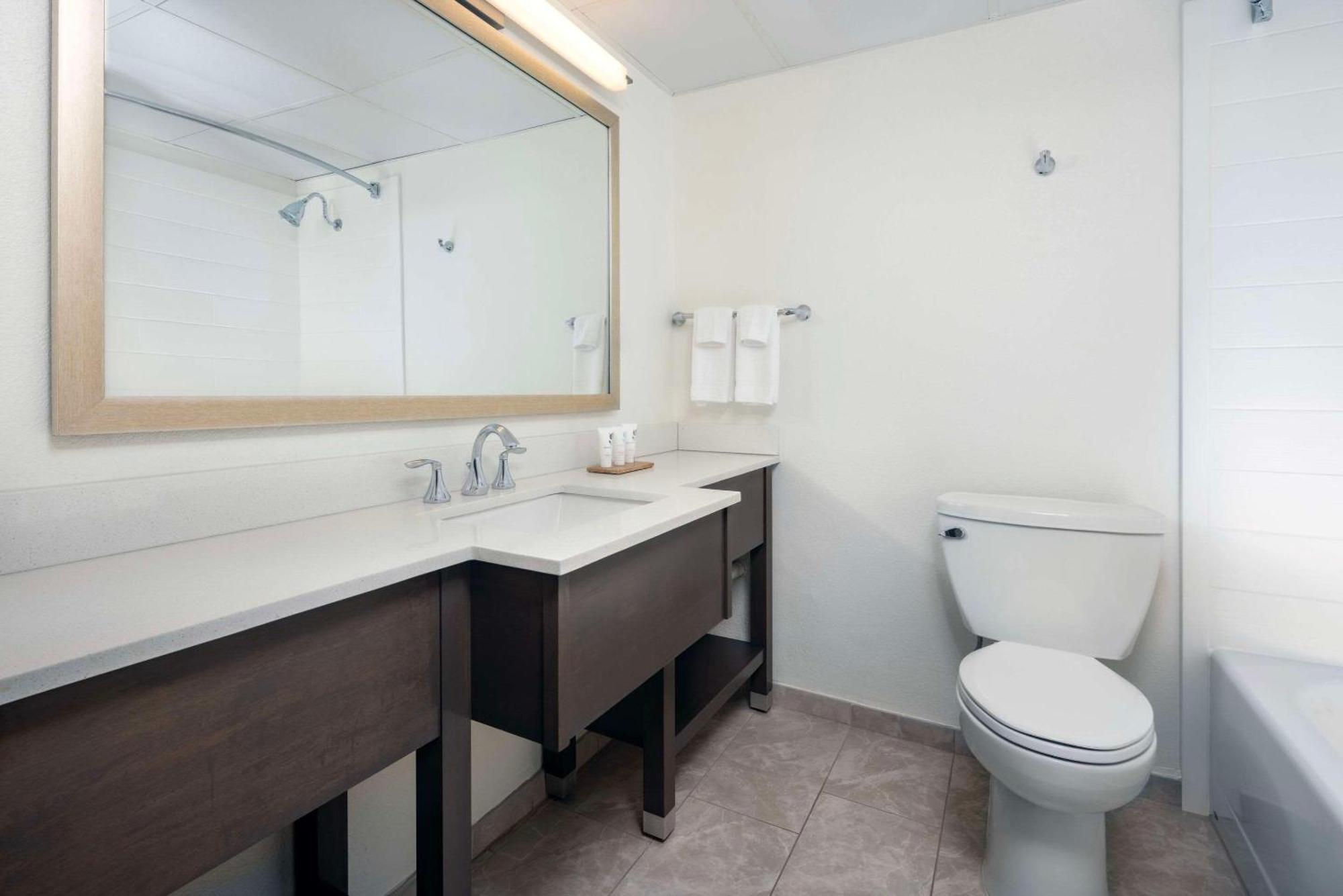 Country & By Radisson Downtown Tunnel Road 3*