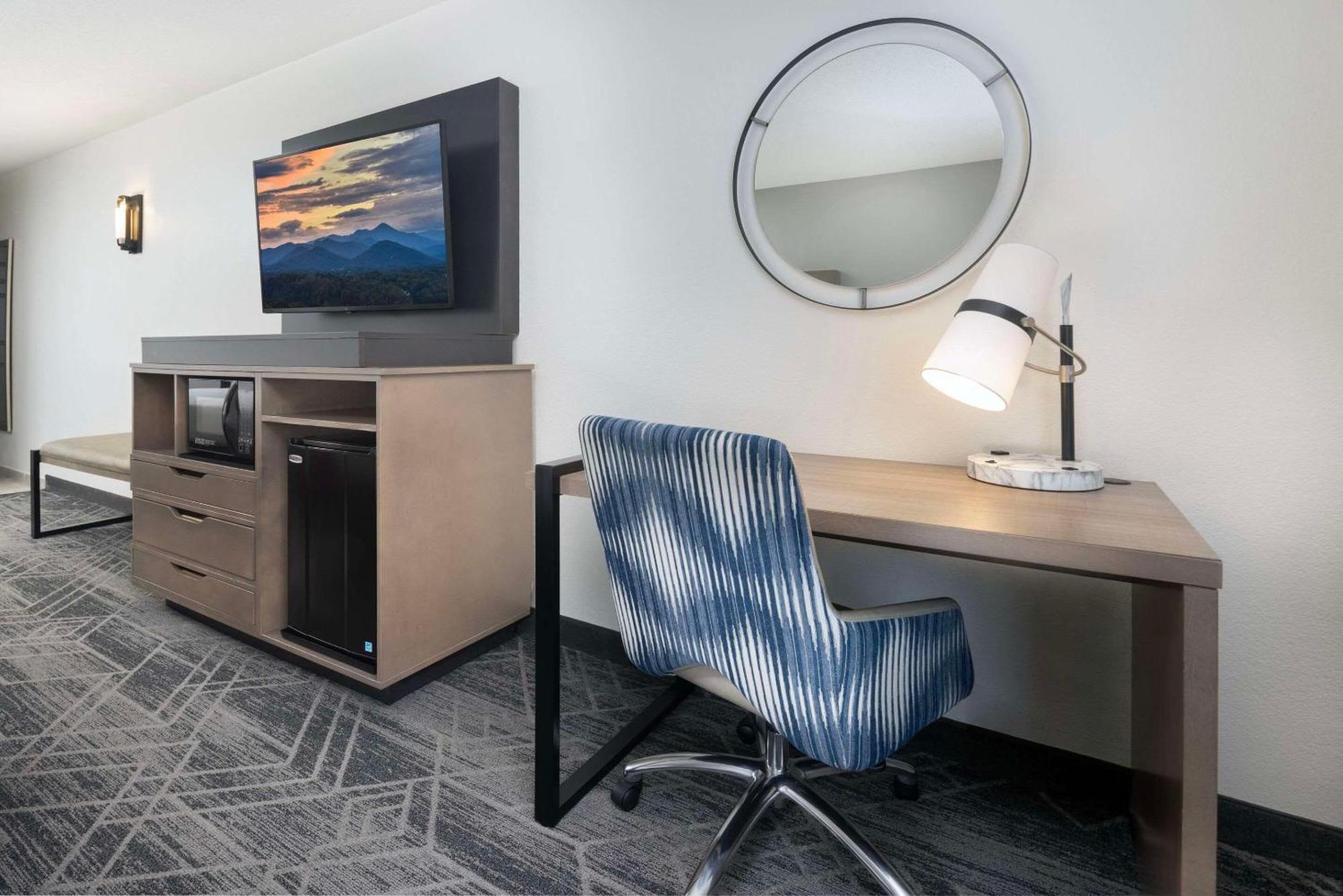 Country & By Radisson Downtown Tunnel Road Hotel Asheville