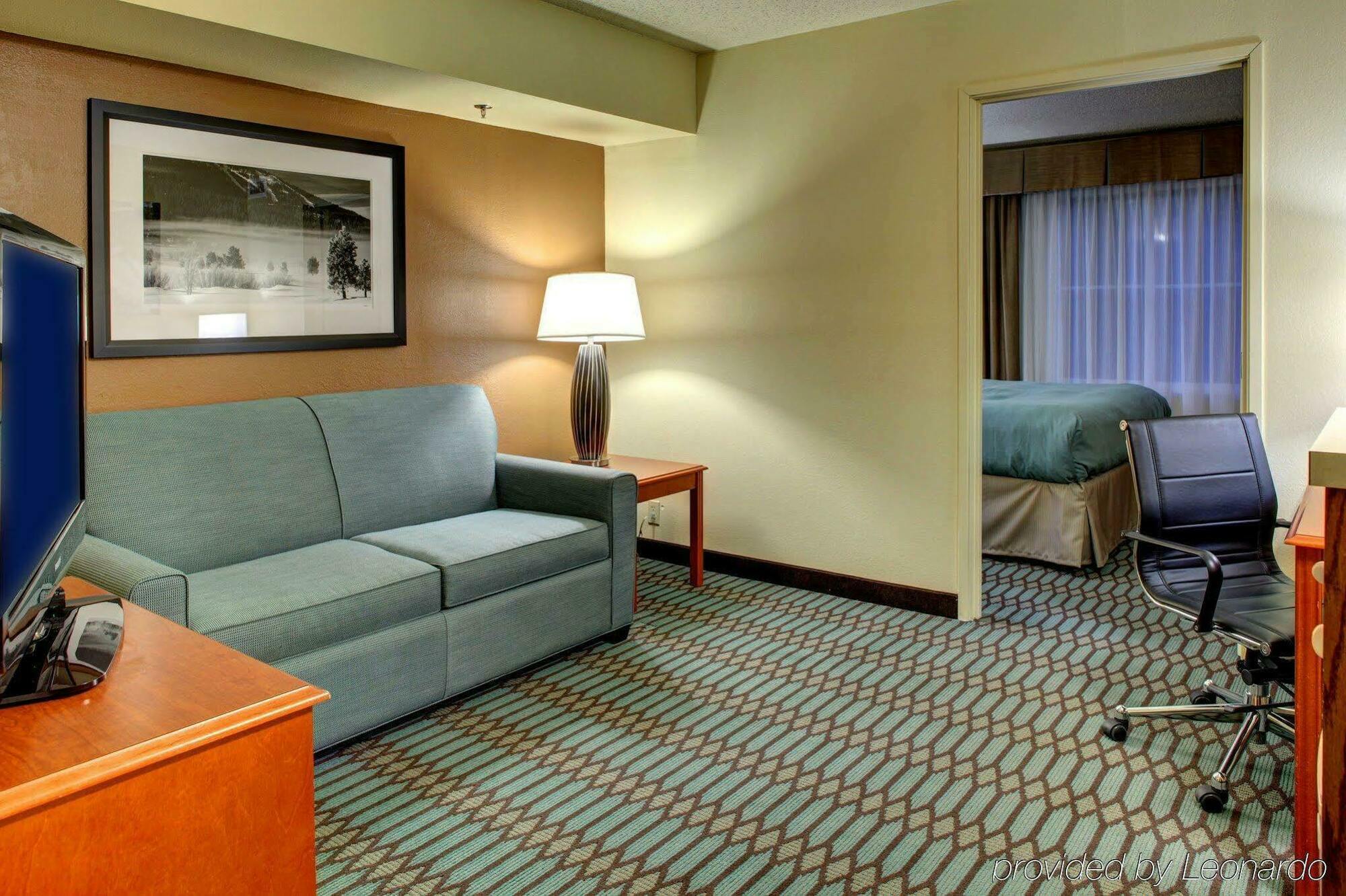 Country & By Radisson Downtown Tunnel Road