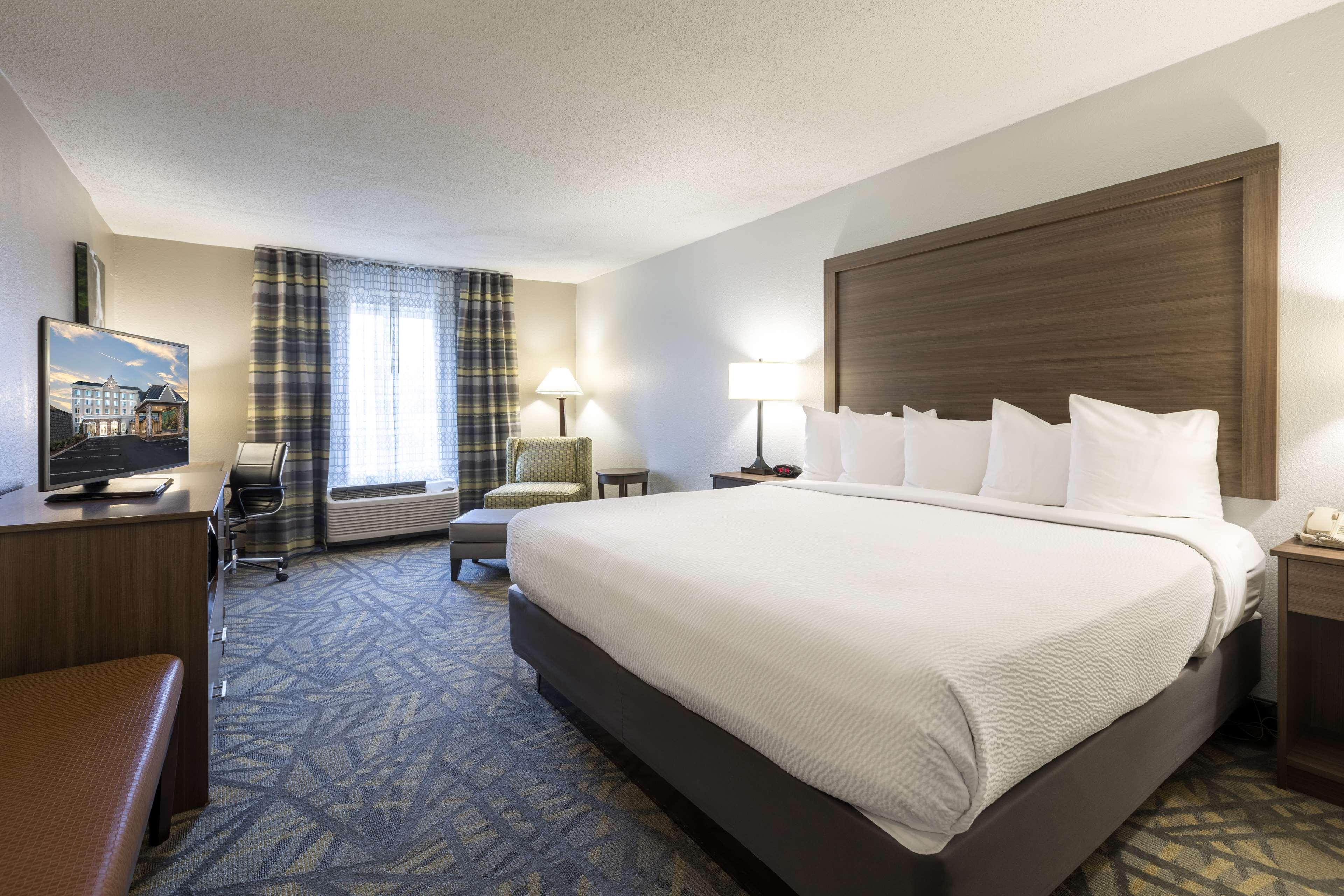 Hotel Country & By Radisson Downtown Tunnel Road