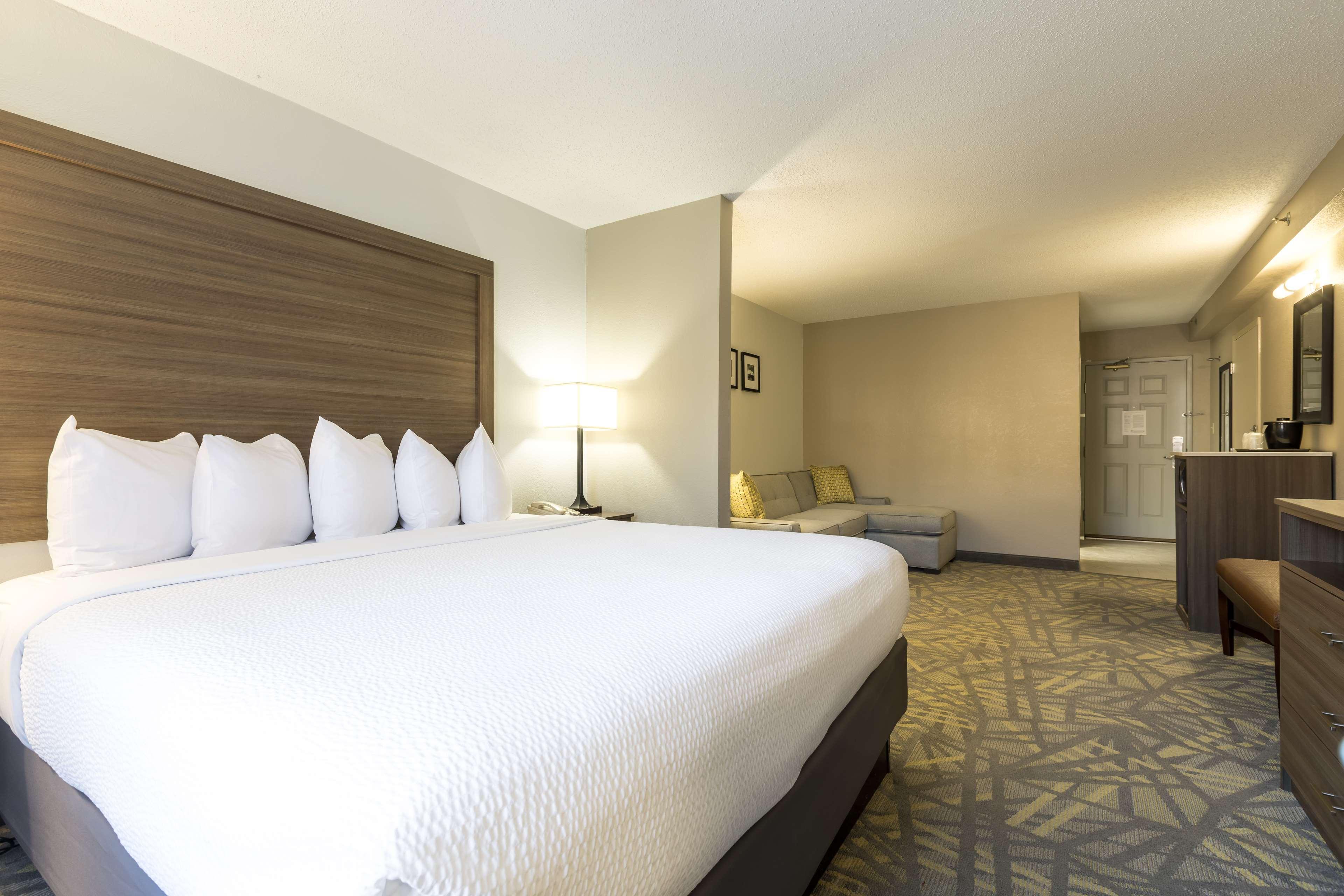 Country & By Radisson Downtown Tunnel Road Hotel 3*
