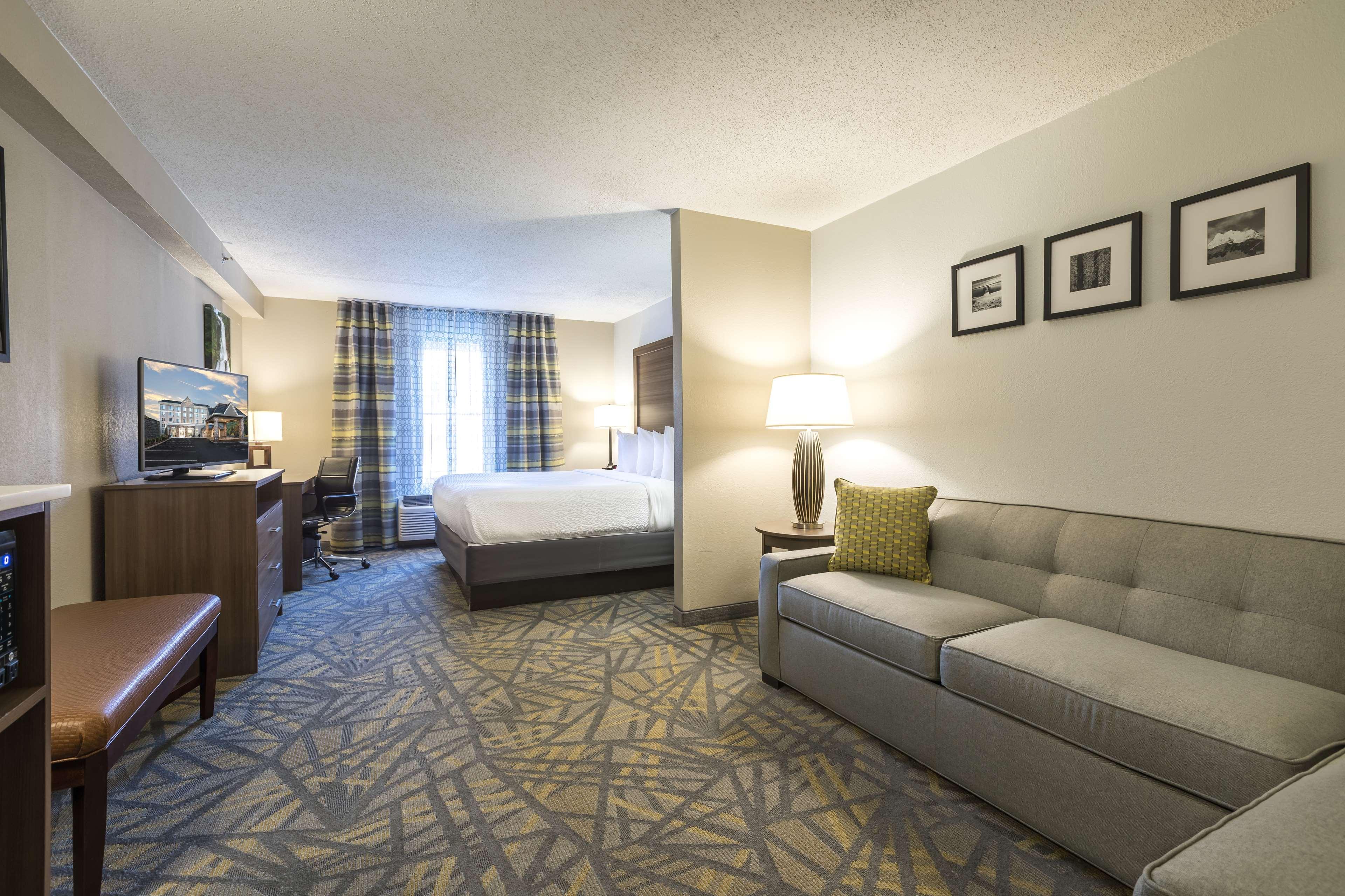 Hotel Country & By Radisson Downtown Tunnel Road 3*