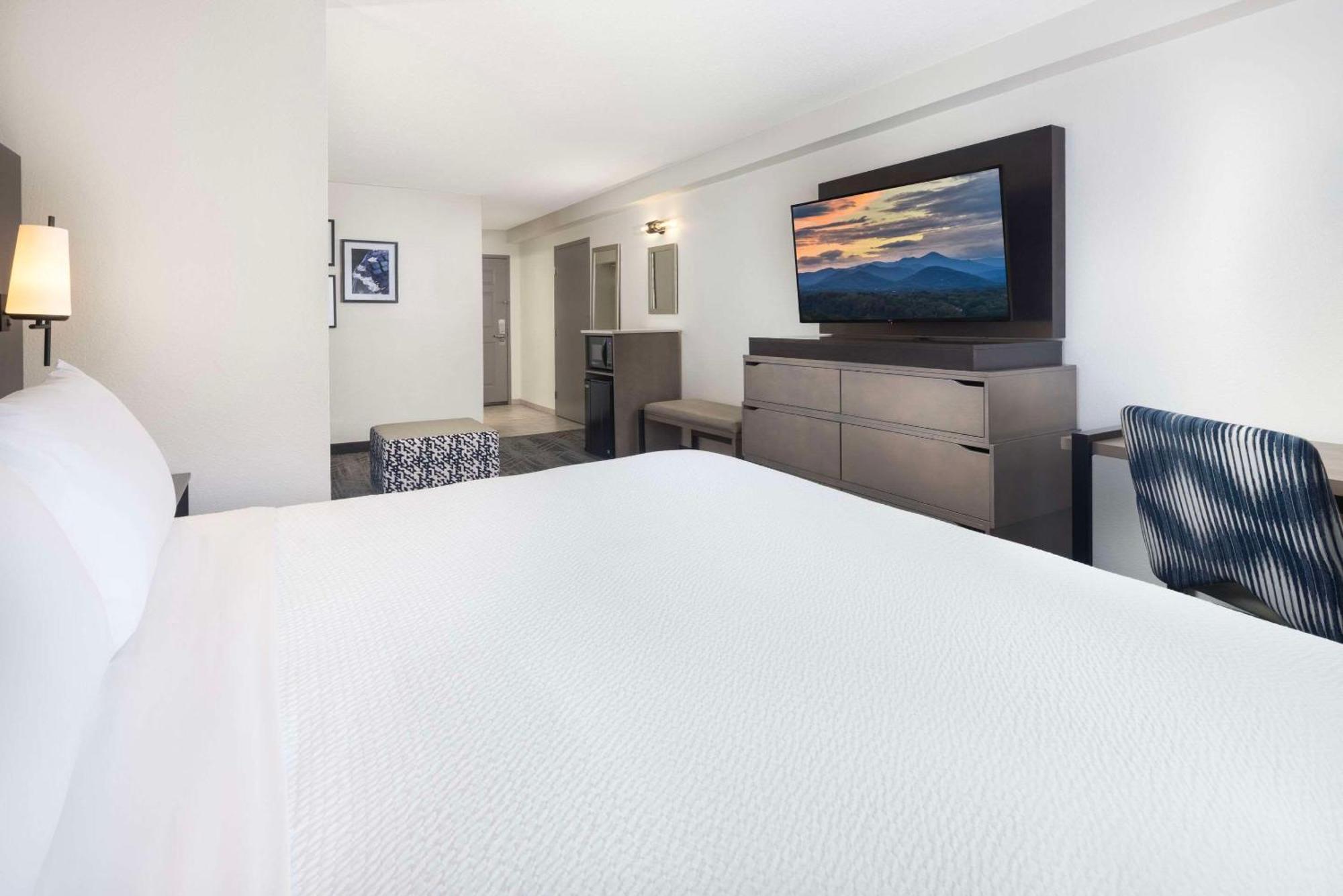 Hotel Country & By Radisson Downtown Tunnel Road 3*