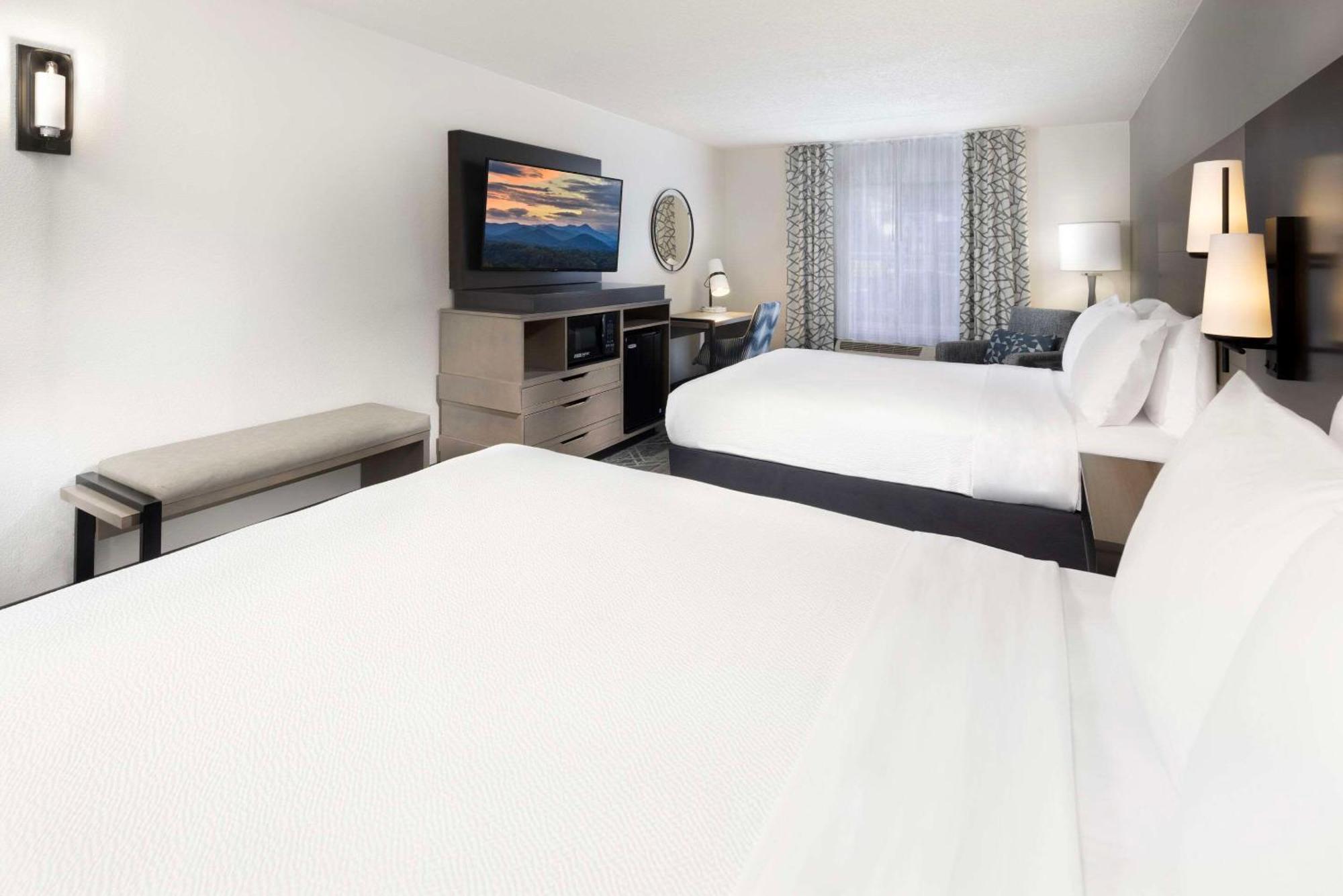 Country & By Radisson Downtown Tunnel Road Hotel