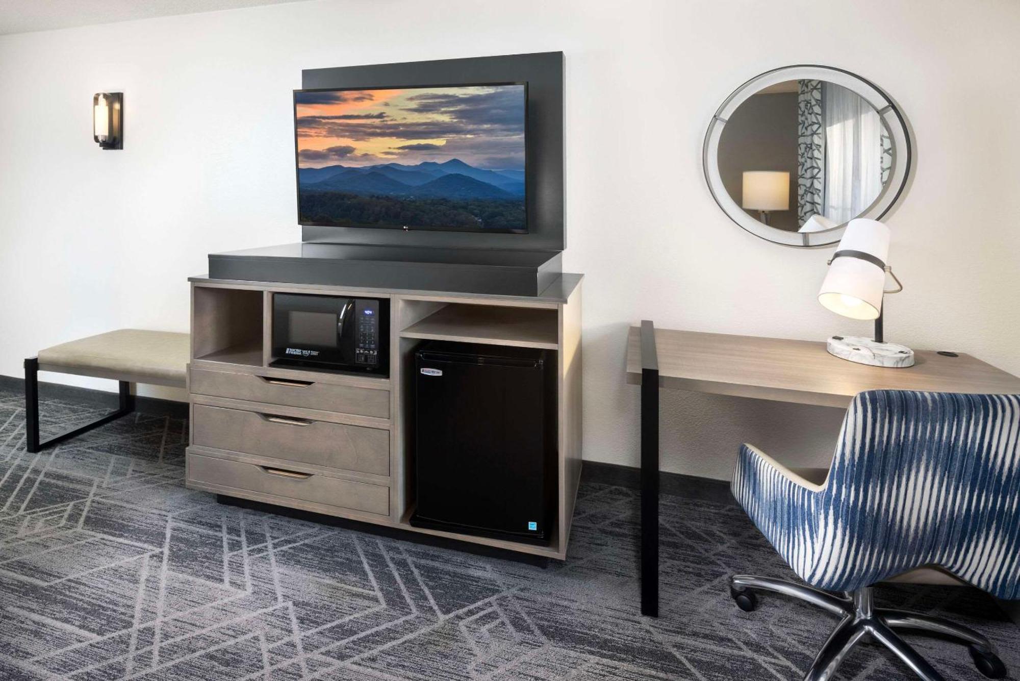 Country & By Radisson Downtown Tunnel Road Hotel Asheville