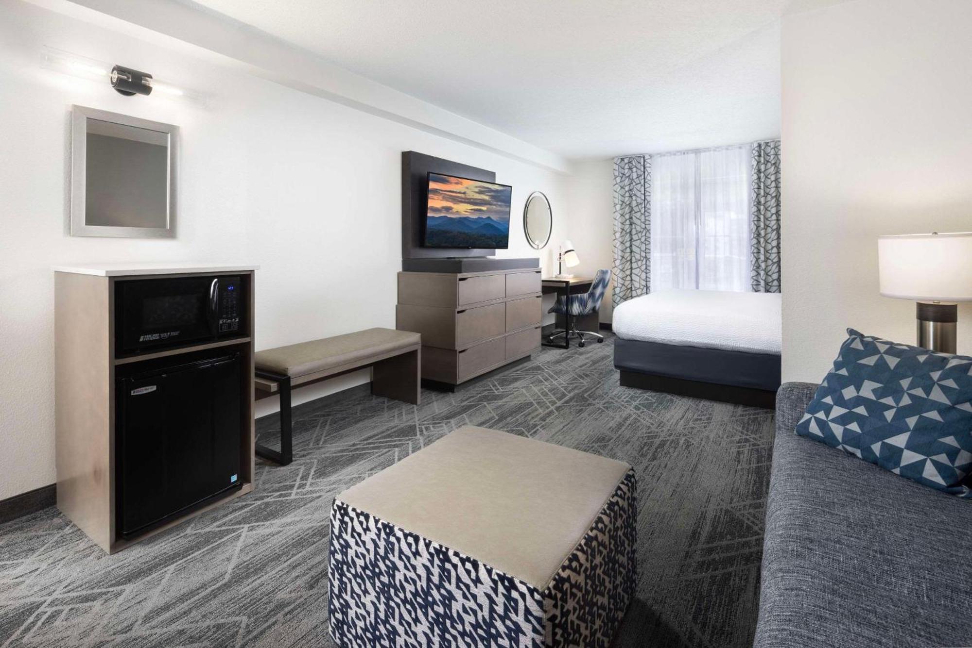 Country & By Radisson Downtown Tunnel Road 3*