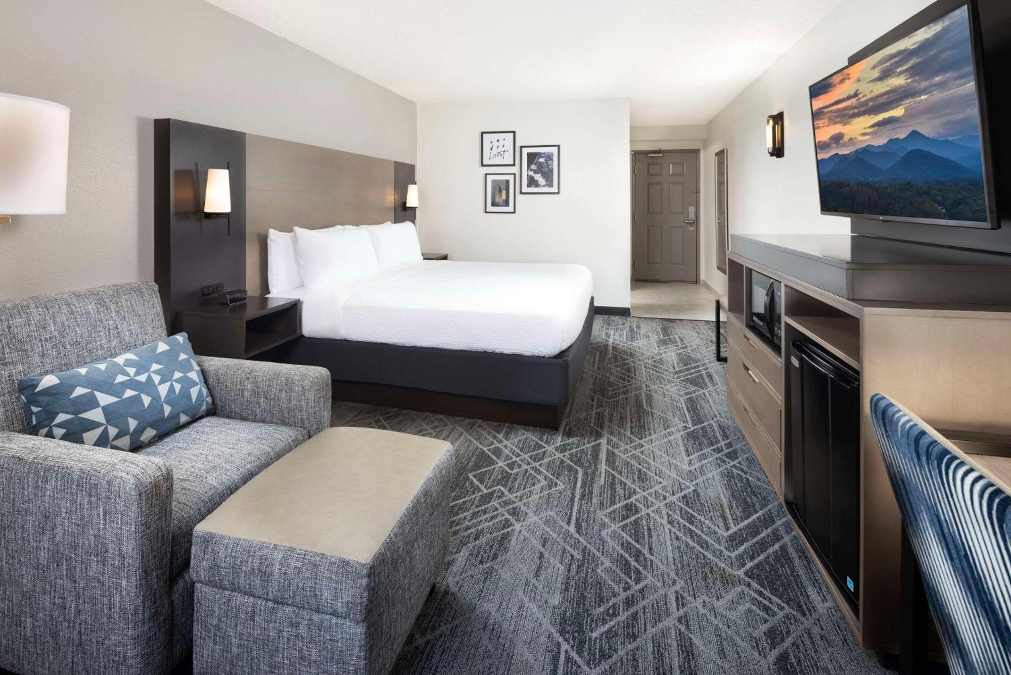 Country & By Radisson Downtown Tunnel Road 3*