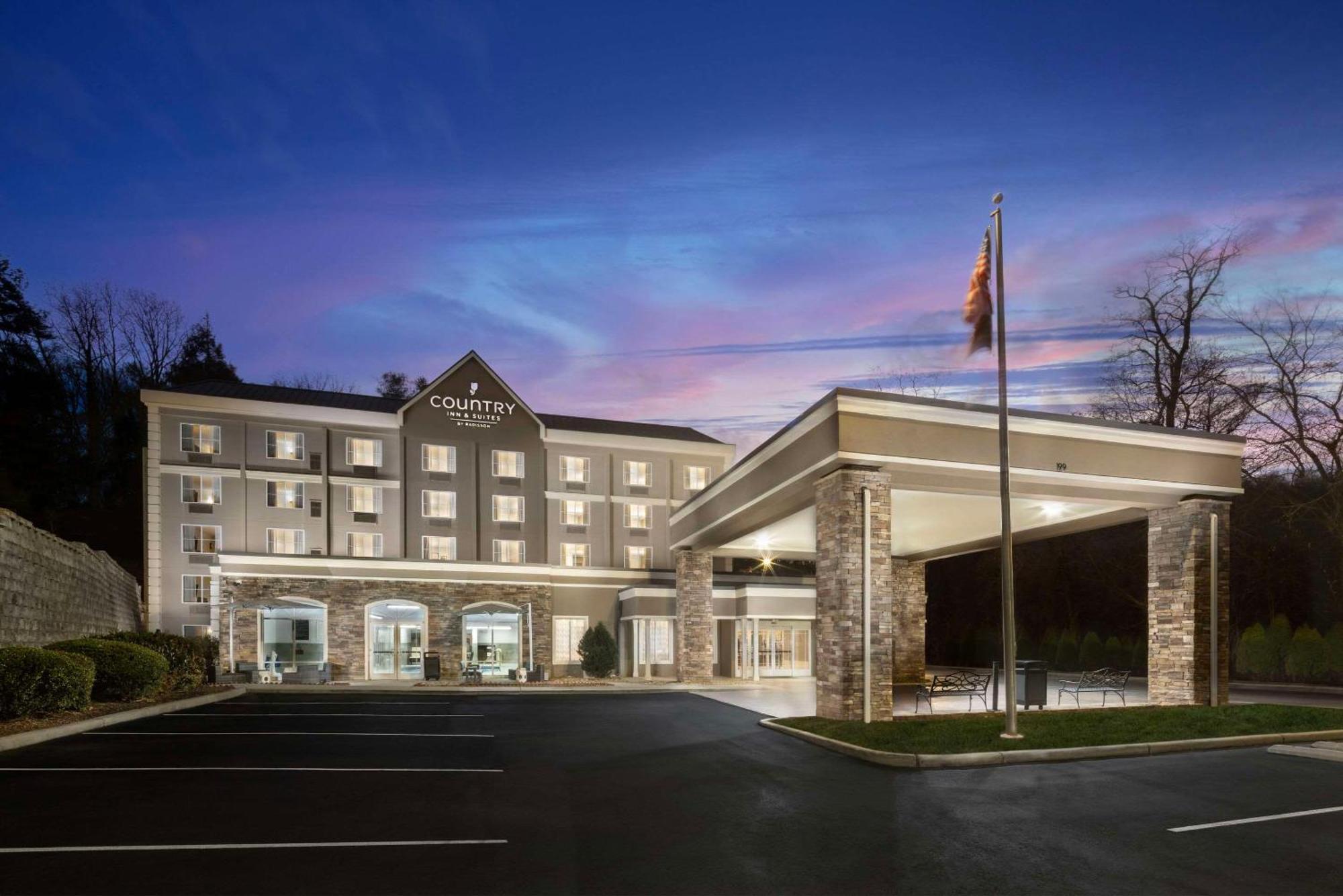 Hotel Country & By Radisson Downtown Tunnel Road 3*