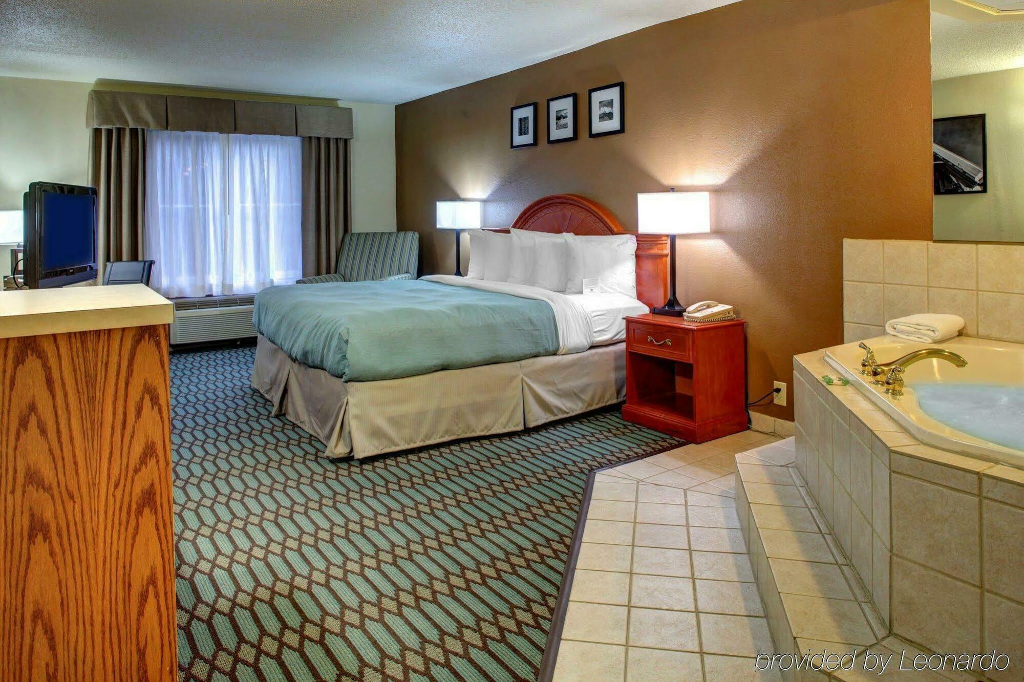 Country & By Radisson Downtown Tunnel Road Hotel 3*